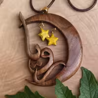 آویز ماشین چوبی  مشبک منبت  با نام زیبای رویا   ساخته شده از چوب گردو و نارنج و پوشش روغن بورماواکس ایتالیا 