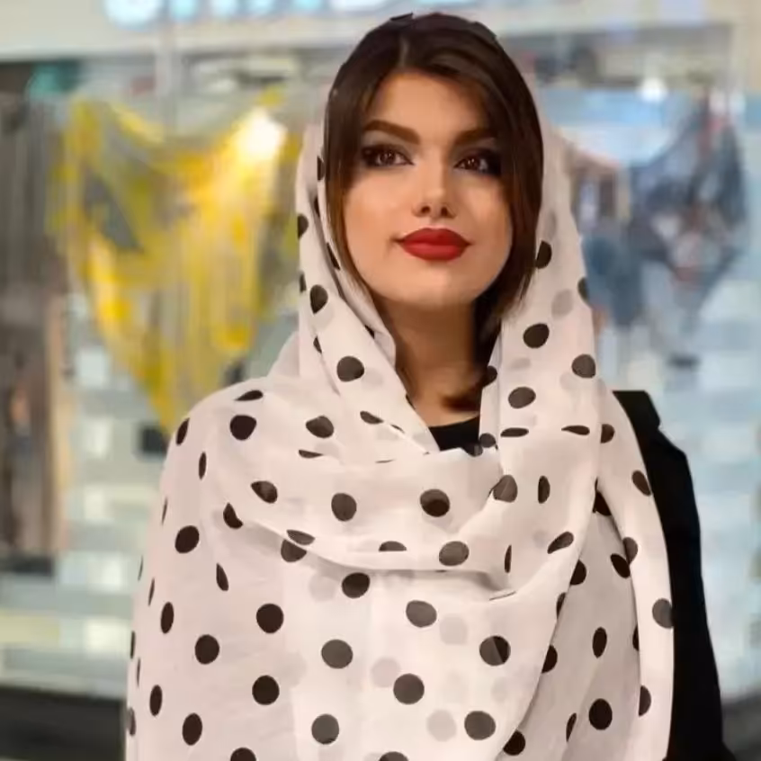 شال نخی و توپی زمینه سفید