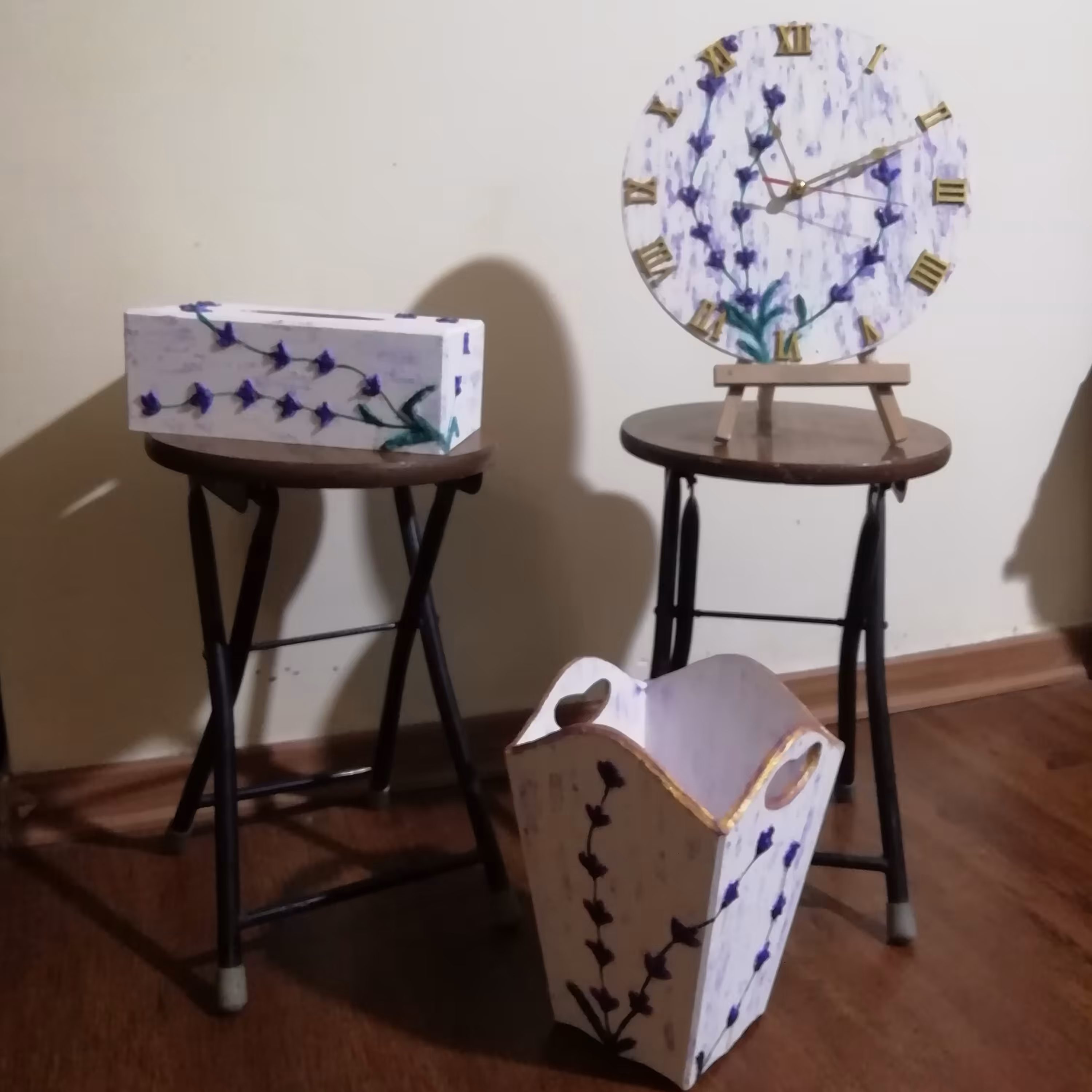 ست جا دستمالی و سطل آشغال و ساعت چوبی با گلهای دست‌ساز استاکو نشکن