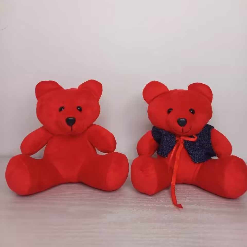 عروسک خرس مخملی نشسته