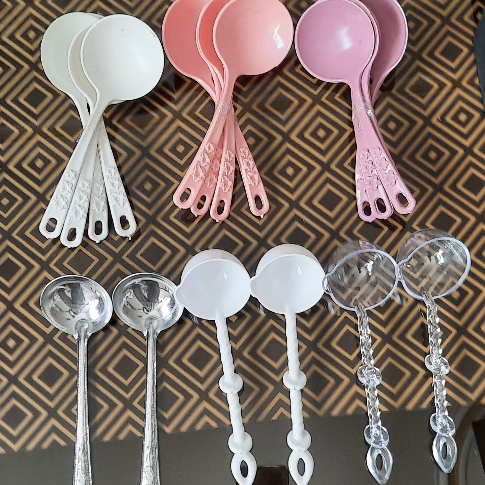 ملاقه ها در سه جنس شیشه ای و استیل و پلاستیکی و در رنگبندی متنوع و طرح های جذاب و قیمت مناسب در پک دوتایی و 4 تایی