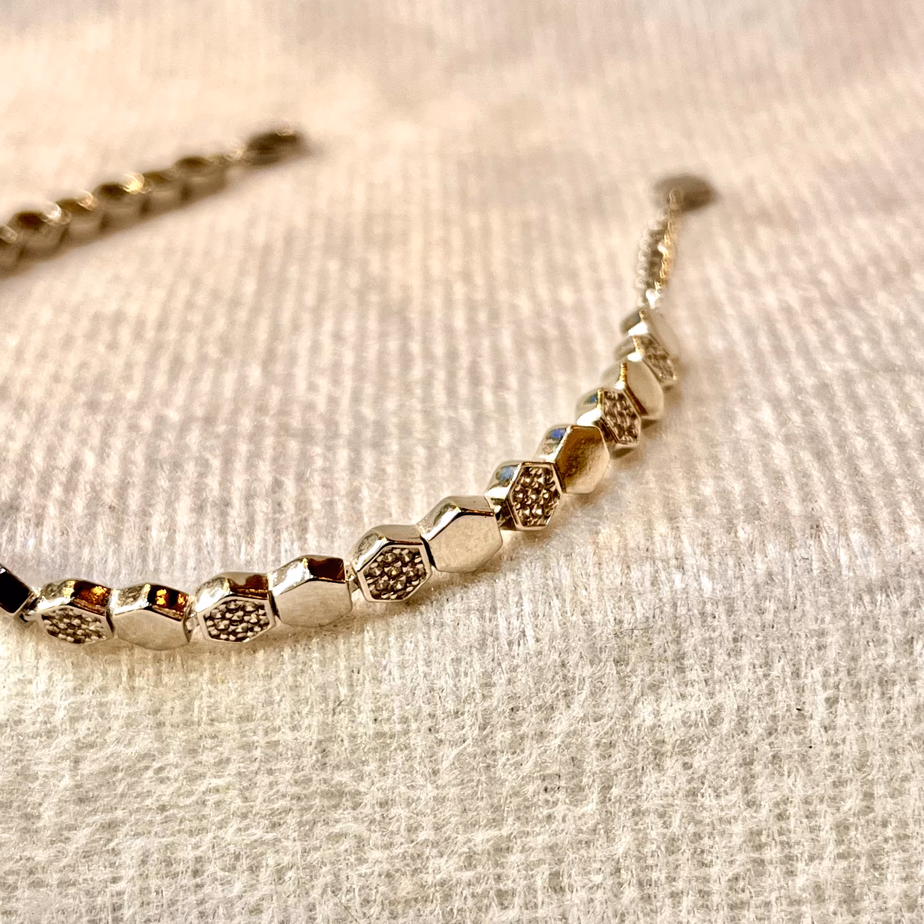 دستبند رادیوم نقره مدل شش ضلعی