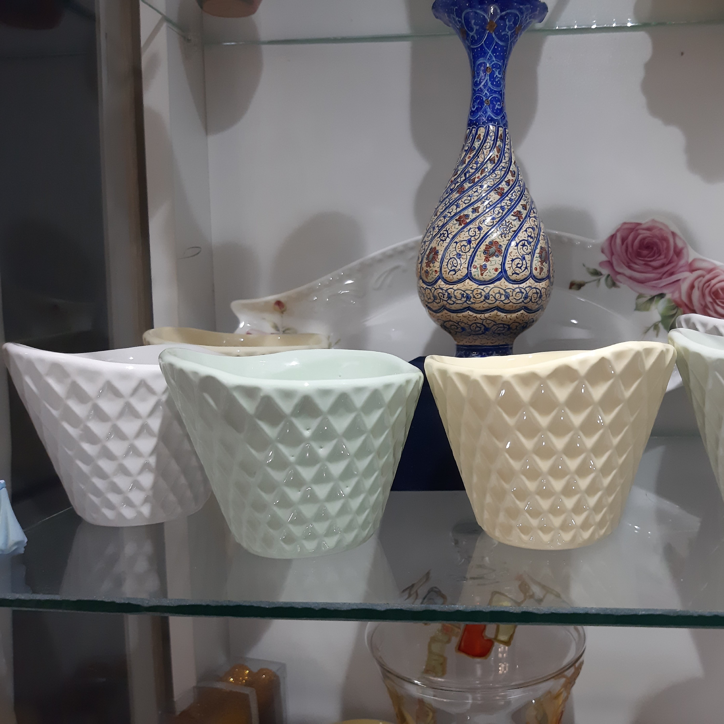 پیاله چینی پذیرایی طرح حصیری دستساز دارای رنگبندی ارتفاع 8 سانت