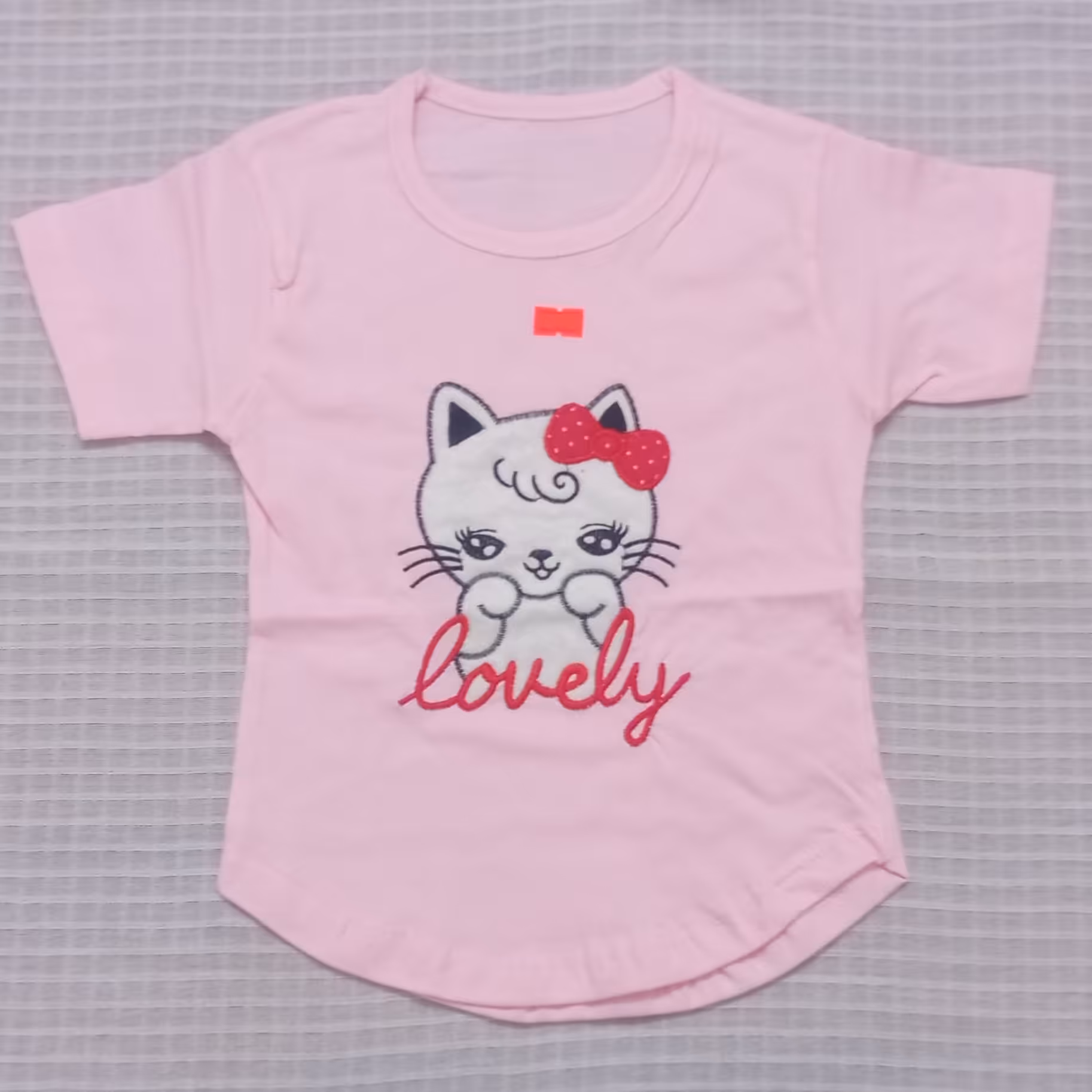 تیشرت گربه پاپیون دار.سایز35 و40  .جنس پنبه.رنگ صورتی 