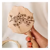 آینه دسته دار پرنسسی کاملا چوب طبیعی زیبا ،رنگ خود چوب و پشت کار سوختنگاری شده با هویه دستی 