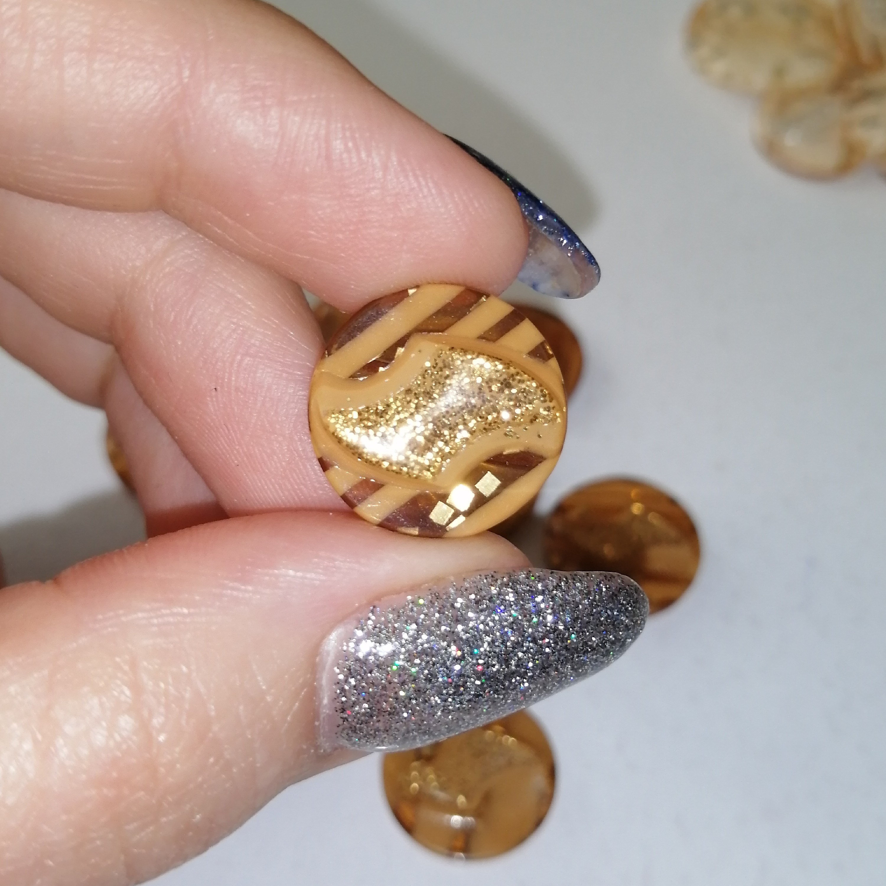 دکمه لباس قهوه ای روشن کوچک دایره اکلیلی شیشه ای  ،بسته  9 عددی 