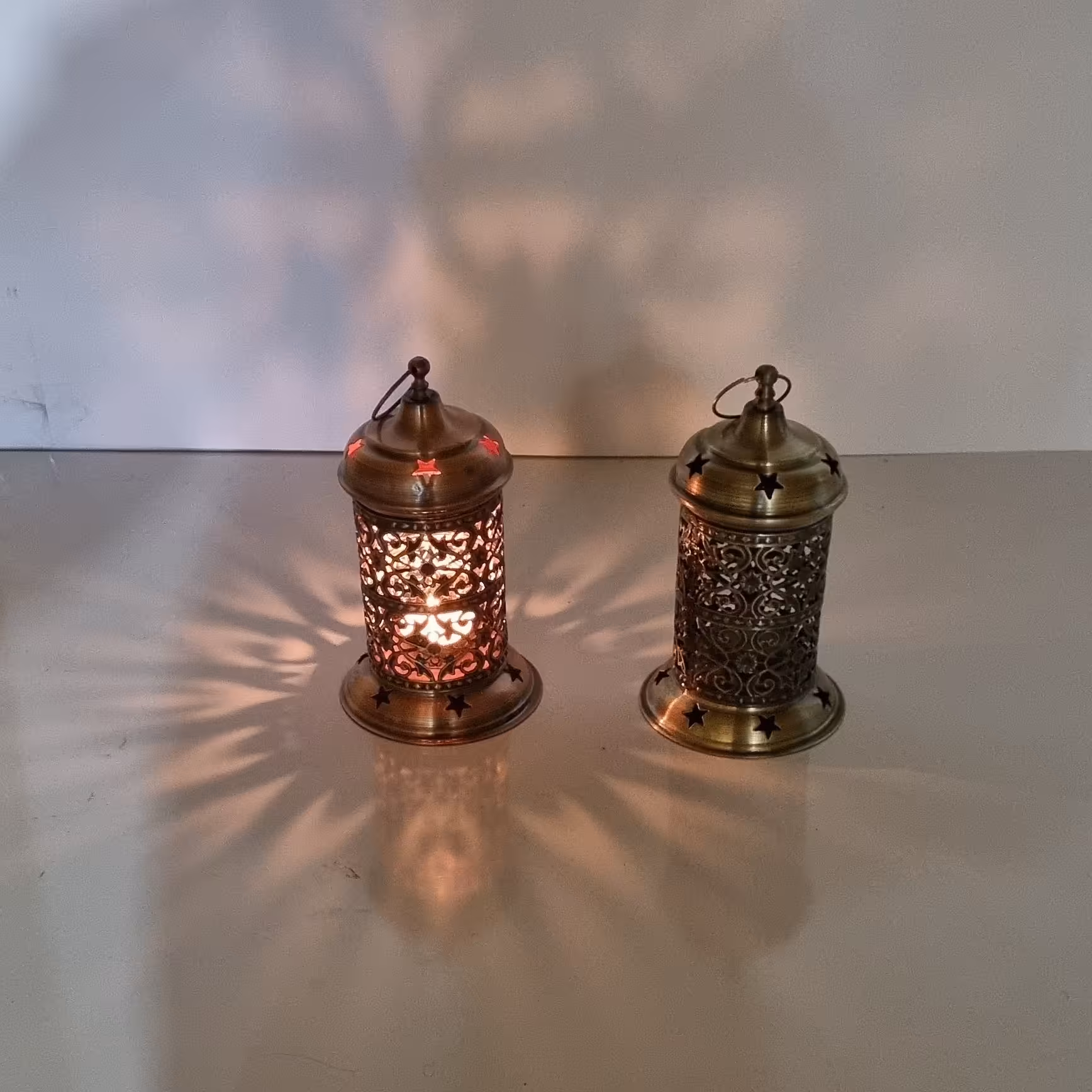 جا شمعی فلزی مدل  فانوس مشبک وارمردار  طرح پیوتر و مسی فانوس شمعی جهت  شام غریبان 