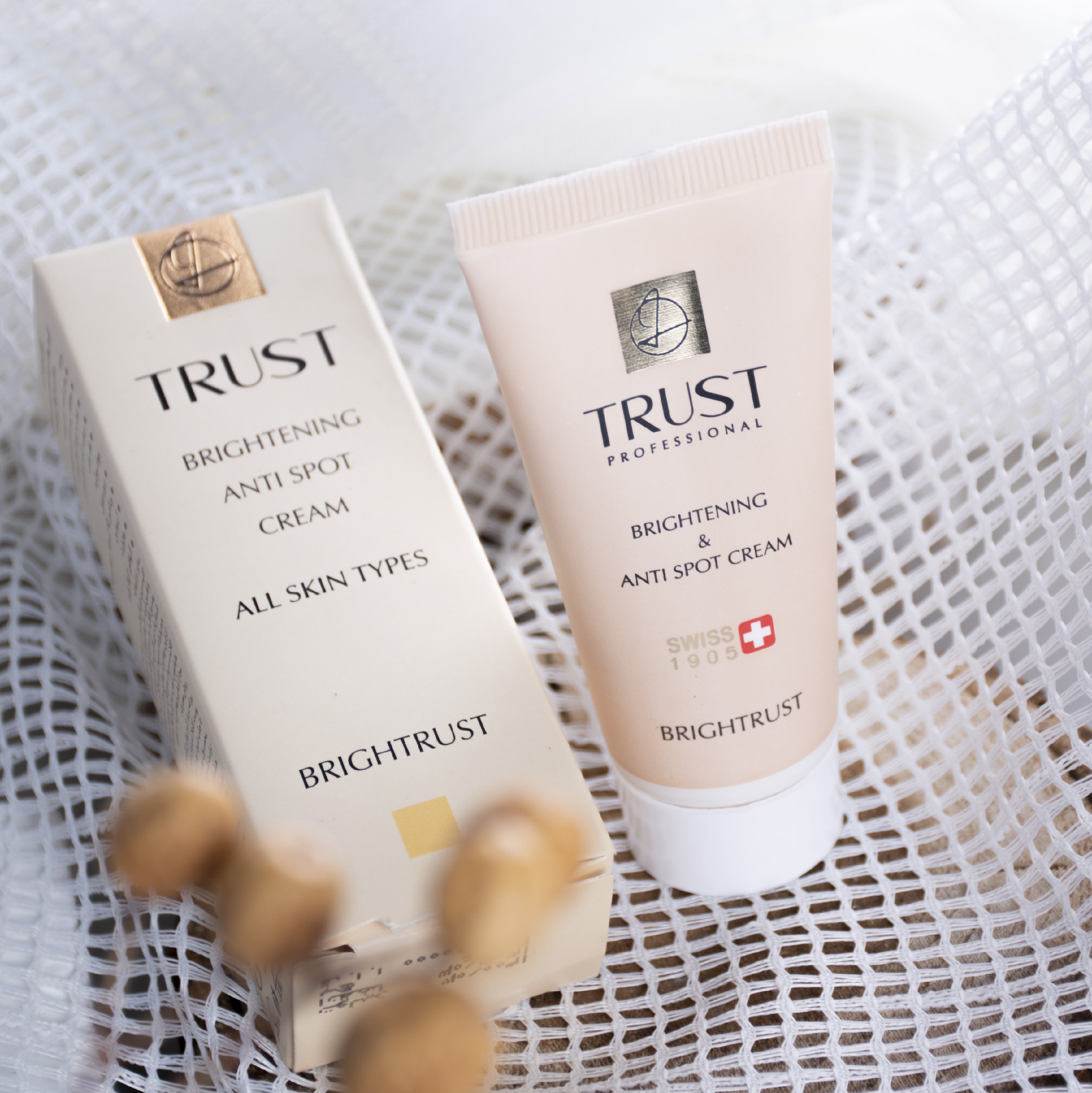 کرم روشن کننده وضد لک