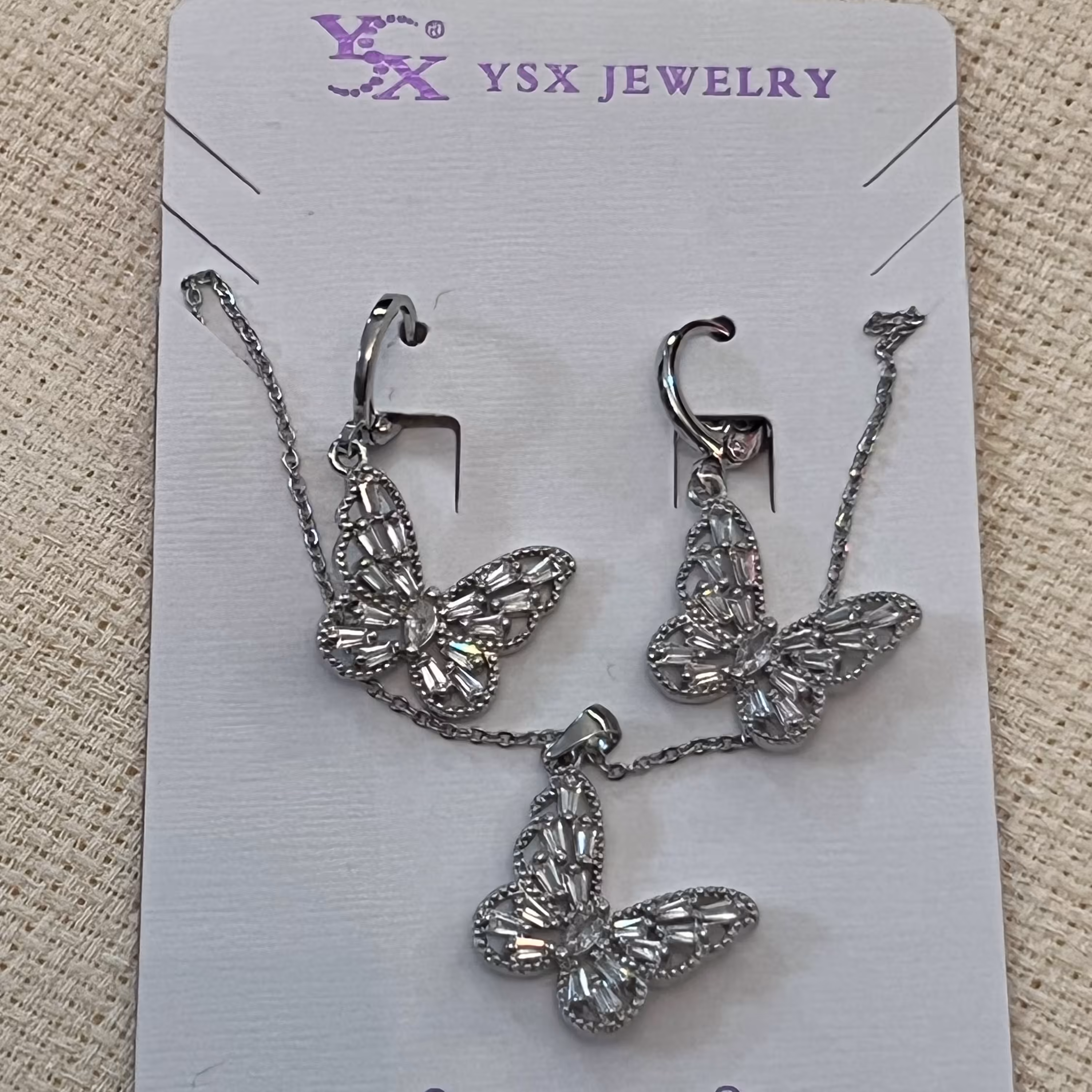 ارسال رایگان نیم ست نقره ای نگین دار پروانه با زنجیر