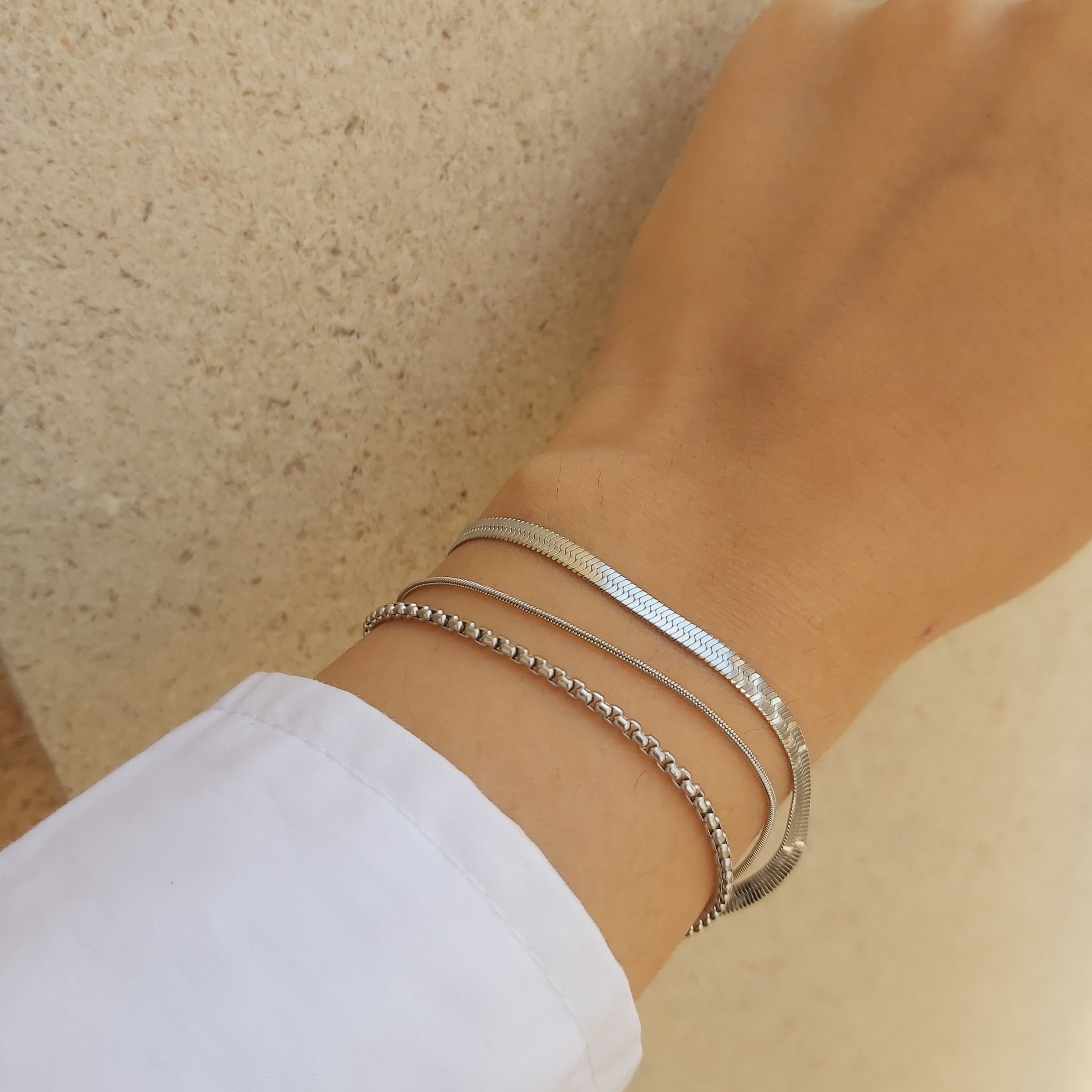 دستبند استیل سه لاینه مدل ماری درجه یک نقره ای رنگ