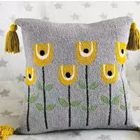 کوسن کنار مبلی