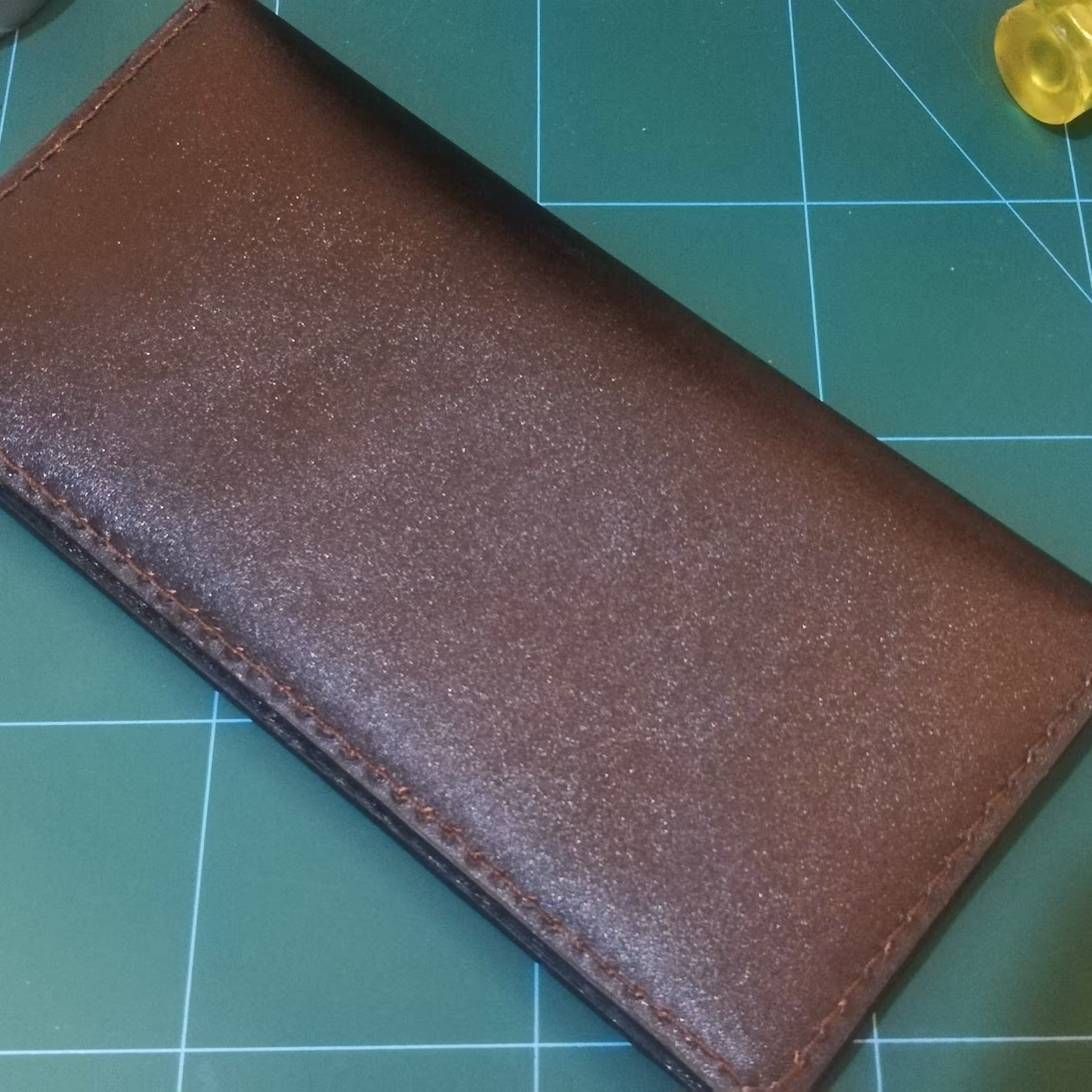 کیف کتی چرم طبیعی گاوی کاملا ست ساز و دارای پرداخت لبه دارای 10 جای کارت و جیب زیپ خور و 2جای اسکناس وموبایل