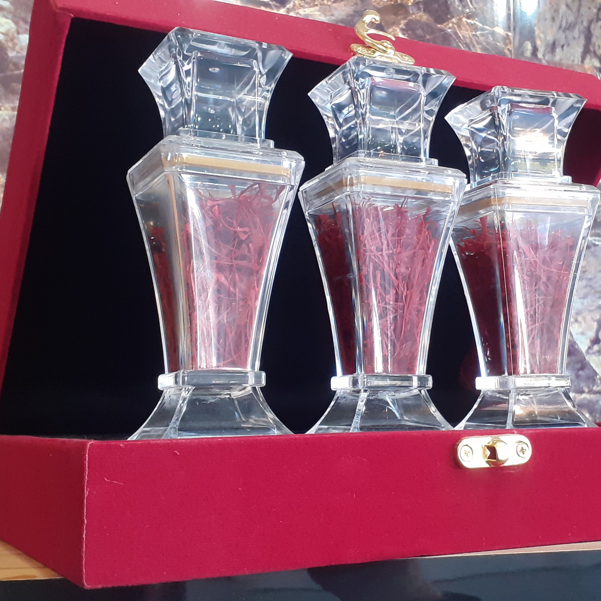 12 گرم نگین درجه یک امسالی
مرغوب با عطر و بوی عالی
در باکس بسیار زیبا 