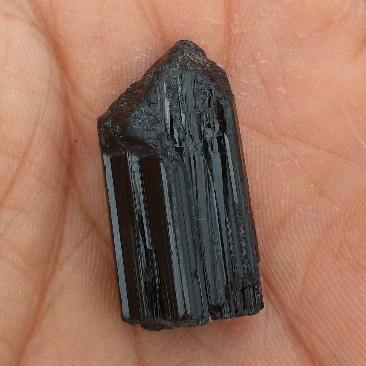 سنگ راف تورمالین شرول وارداتی ارزشمند شاهکار خلقت 100درصد طبیعی مناسب جهت کلکسیون و ساخت نگین کد 9532