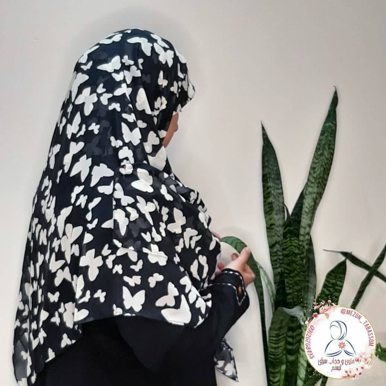روسری مشکی با پروانه های سفید