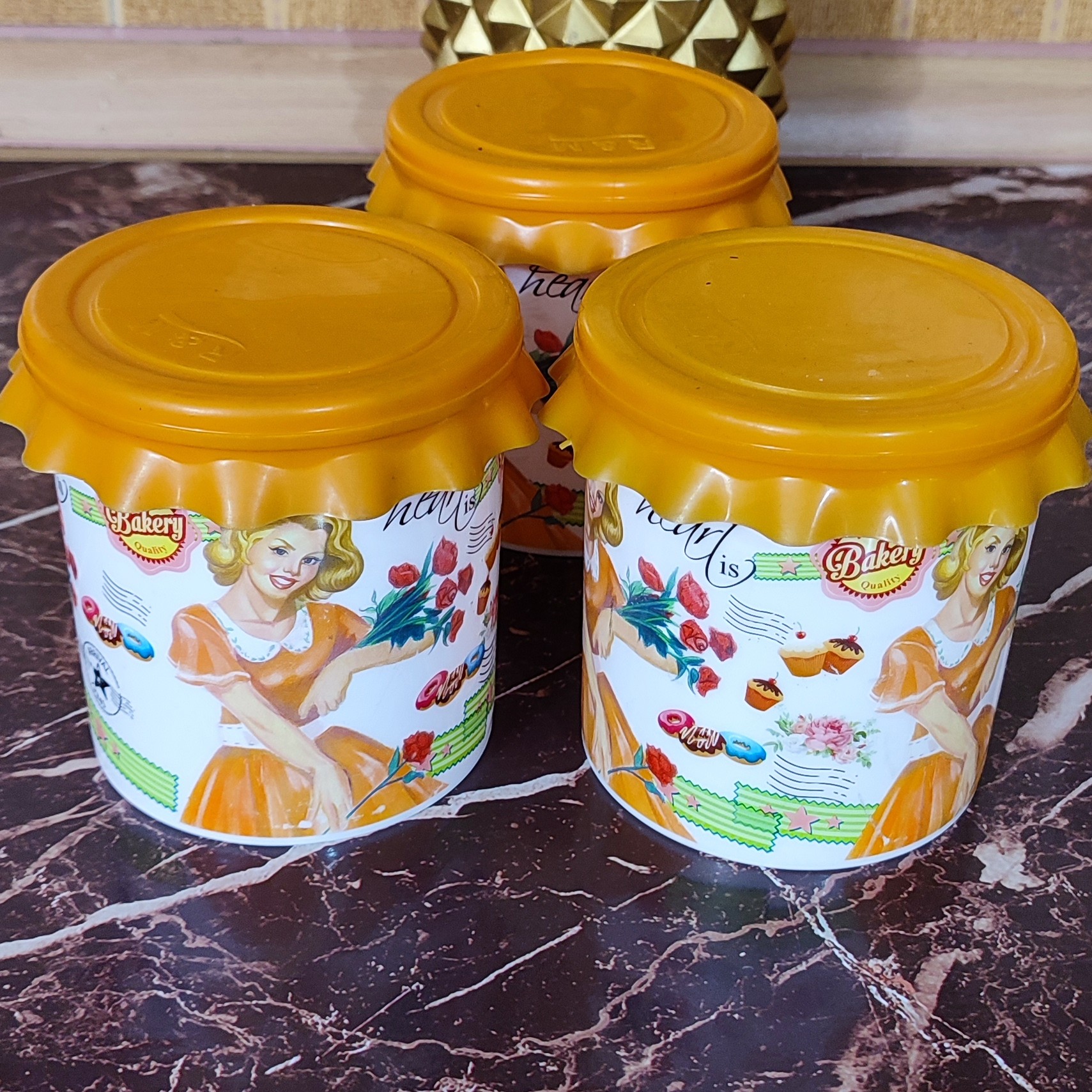 بانکه درب سیلیکونی گرد سایز کوچک .دارای 2 طرح واز هر طرح 2عدد مانده