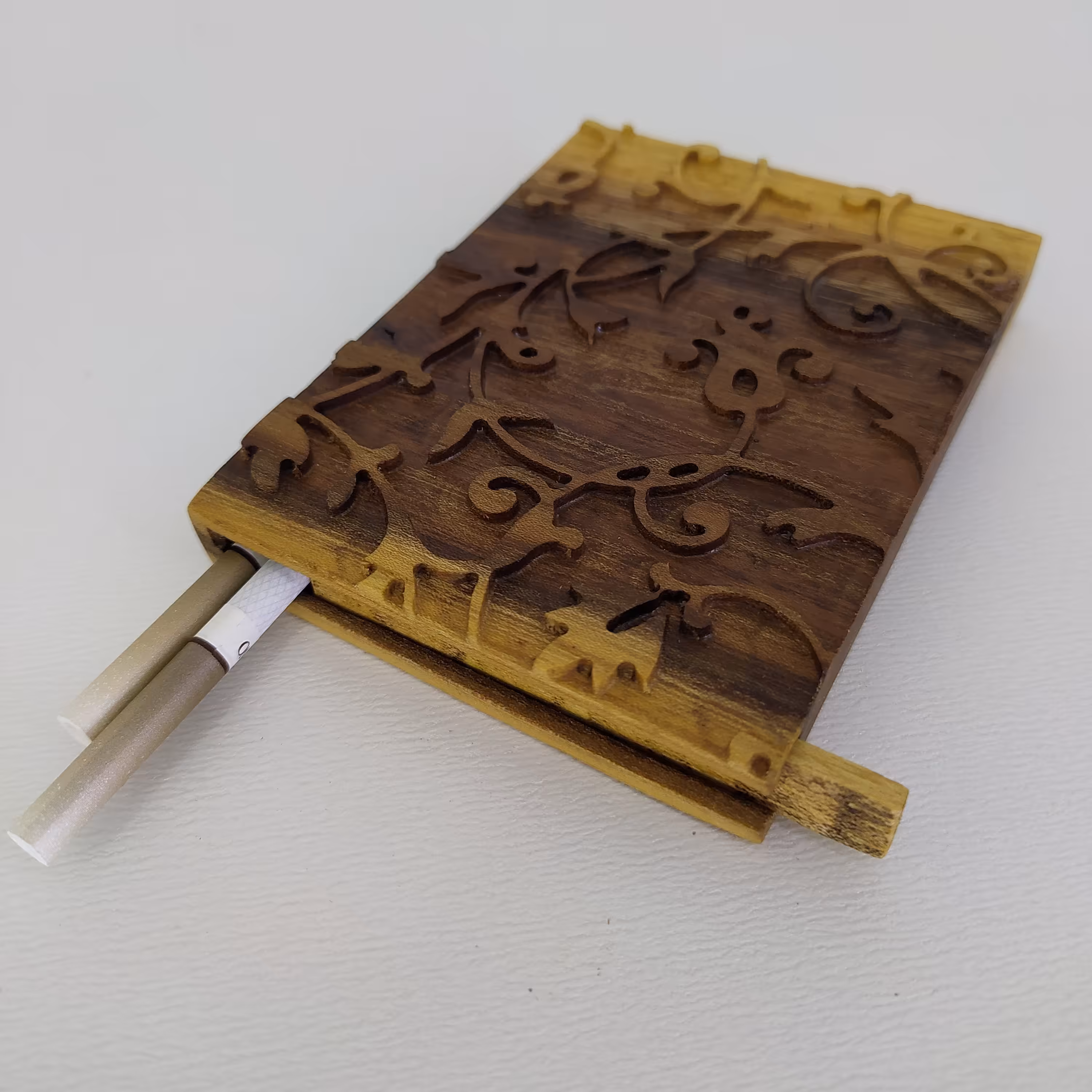 جعبه سیگار چوبی  10در 7در 1.3  با چوب وزم آبگریز شده همراه با منبت کاری