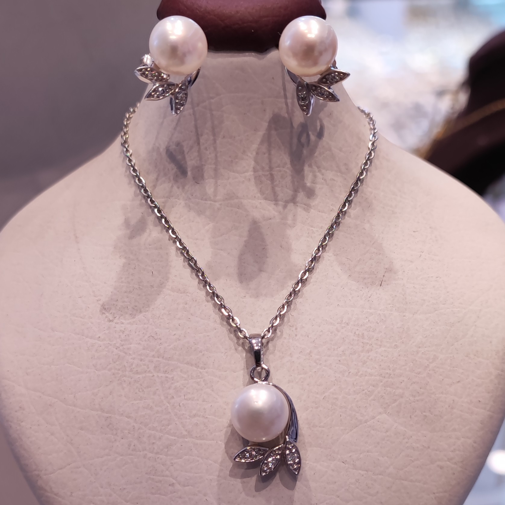 نیم ست نقره گوشواره گردنبند جواهر 925عیار مروارید اصل درجه 1 نگین دار  با اب طلا سفید 