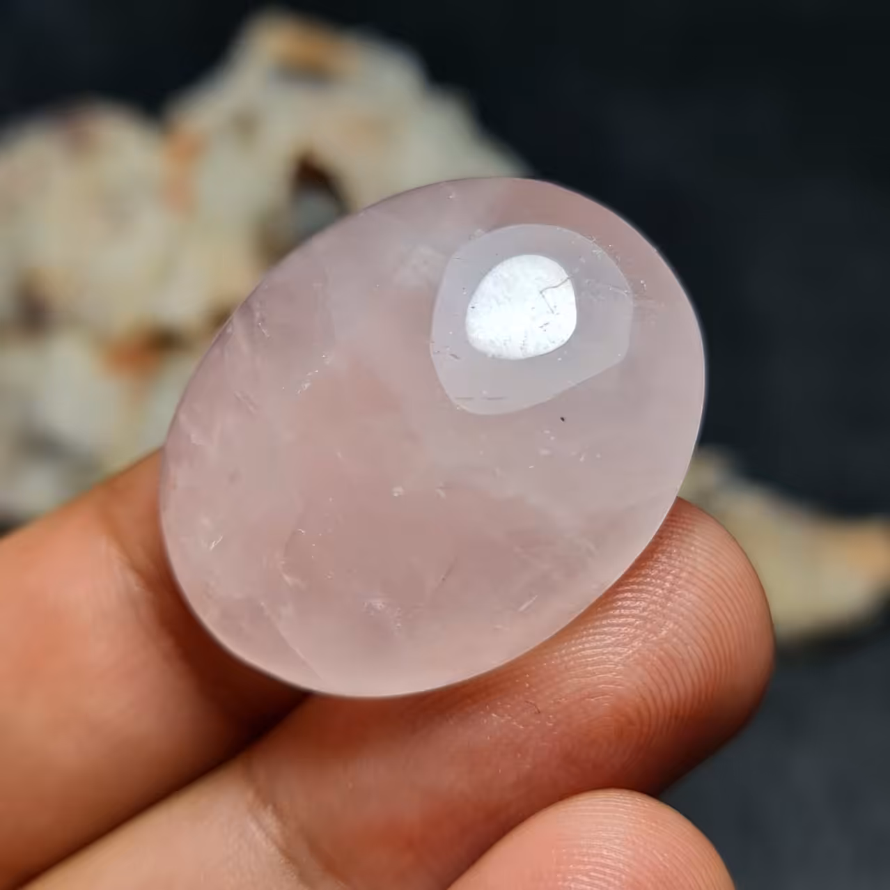 نگین درشت سنگ فوق العاده زیبای طبیعی رز کوارتز آفریقایی اصل معدنی با وزن 54 قیراط 
کد  27657