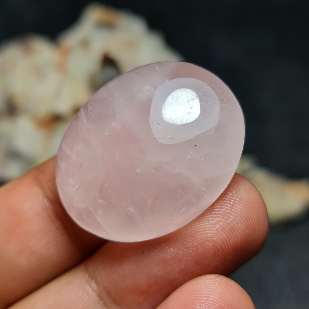 نگین درشت سنگ فوق العاده زیبای طبیعی رز کوارتز آفریقایی اصل معدنی با وزن 54 قیراط 
کد  27657