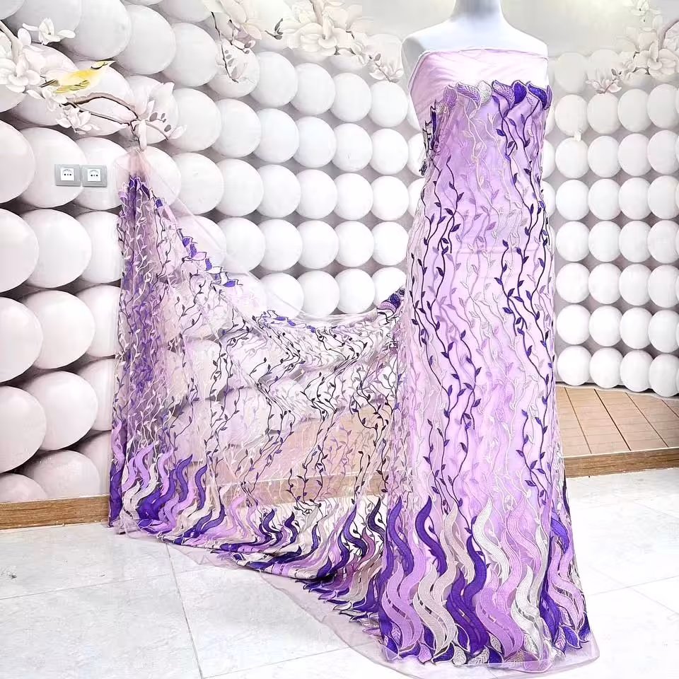 پارچه دانتل فول ابریشم دوزی گل برجسته یک سر حاشیه