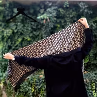شال نخی چهارفصل منگوله دار رنگ مشکی و کرم طرح دار