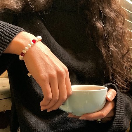 دستبند مروارید پرورشی سفید با عقیق قرمز با قفل گره ای برند الماسین آذر