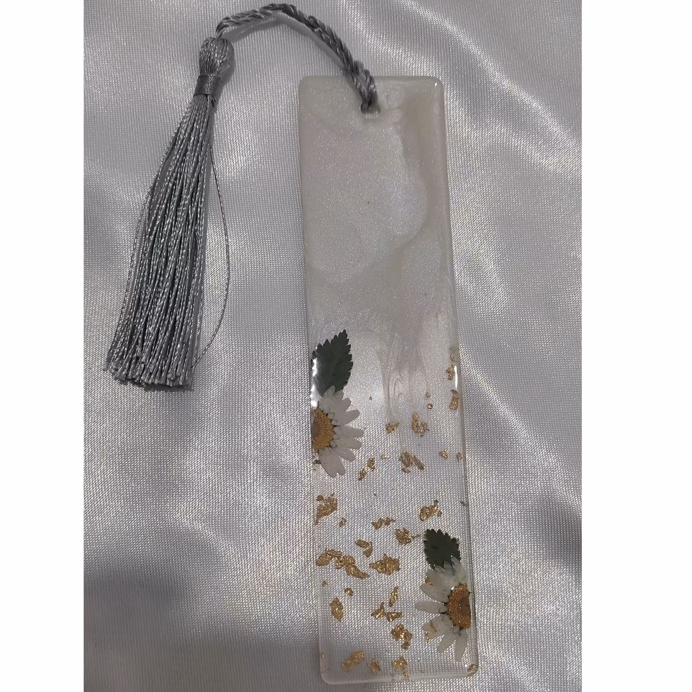 نشانگر  رزینی طرح سفید با گل  بابونه مخصوص مطالعه