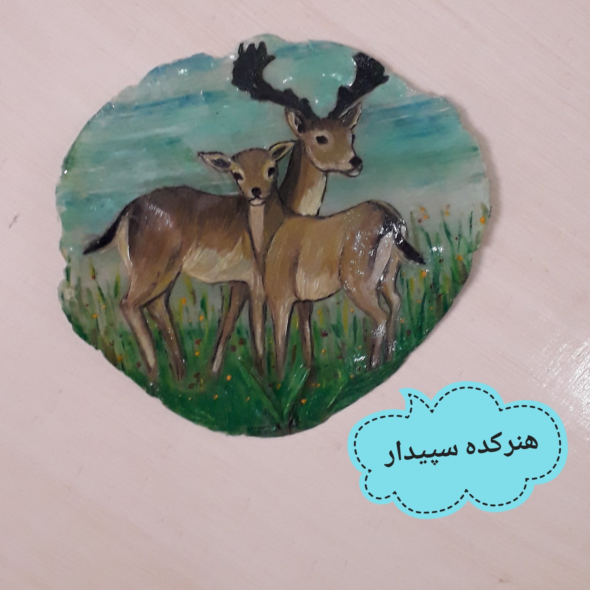 نقاشی گوزن ها روی صدف طبیعی