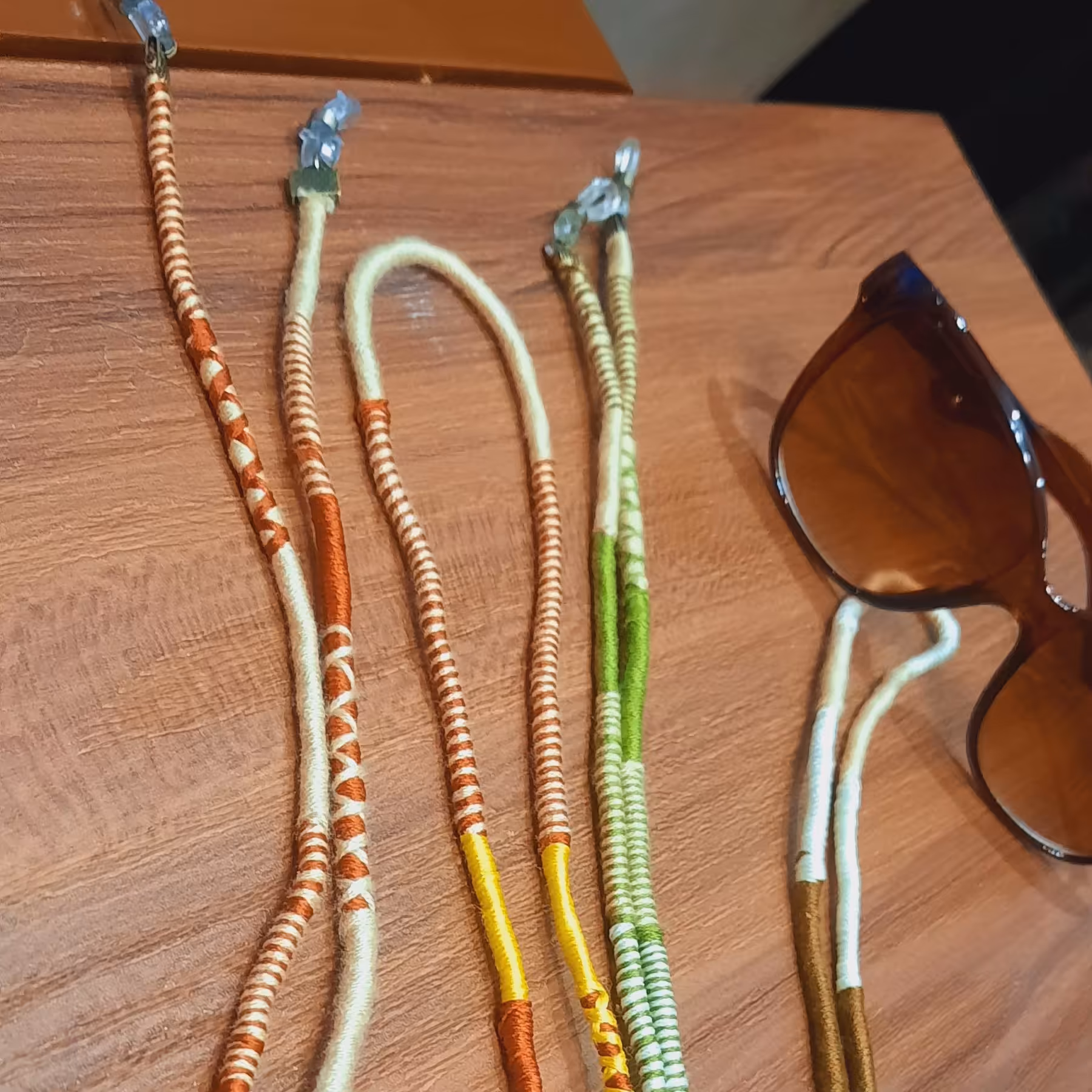 بند عینک سنتی بافت سرخپوستی با رنگ بندی متنوع به سلیقه ی شما