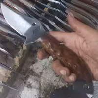 چاقو شکاری استاد کشاورز،جنس تیغه فولاد،ضخامت تیغه 7 میل.دسته چوبی ضد اب.با غلاف کمری 4 لایه چرم