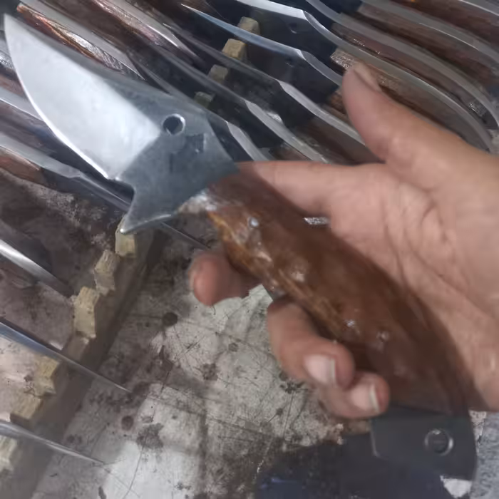 چاقو شکاری استاد کشاورز،جنس تیغه فولاد،ضخامت تیغه 7 میل.دسته چوبی ضد اب.با غلاف کمری 4 لایه چرم