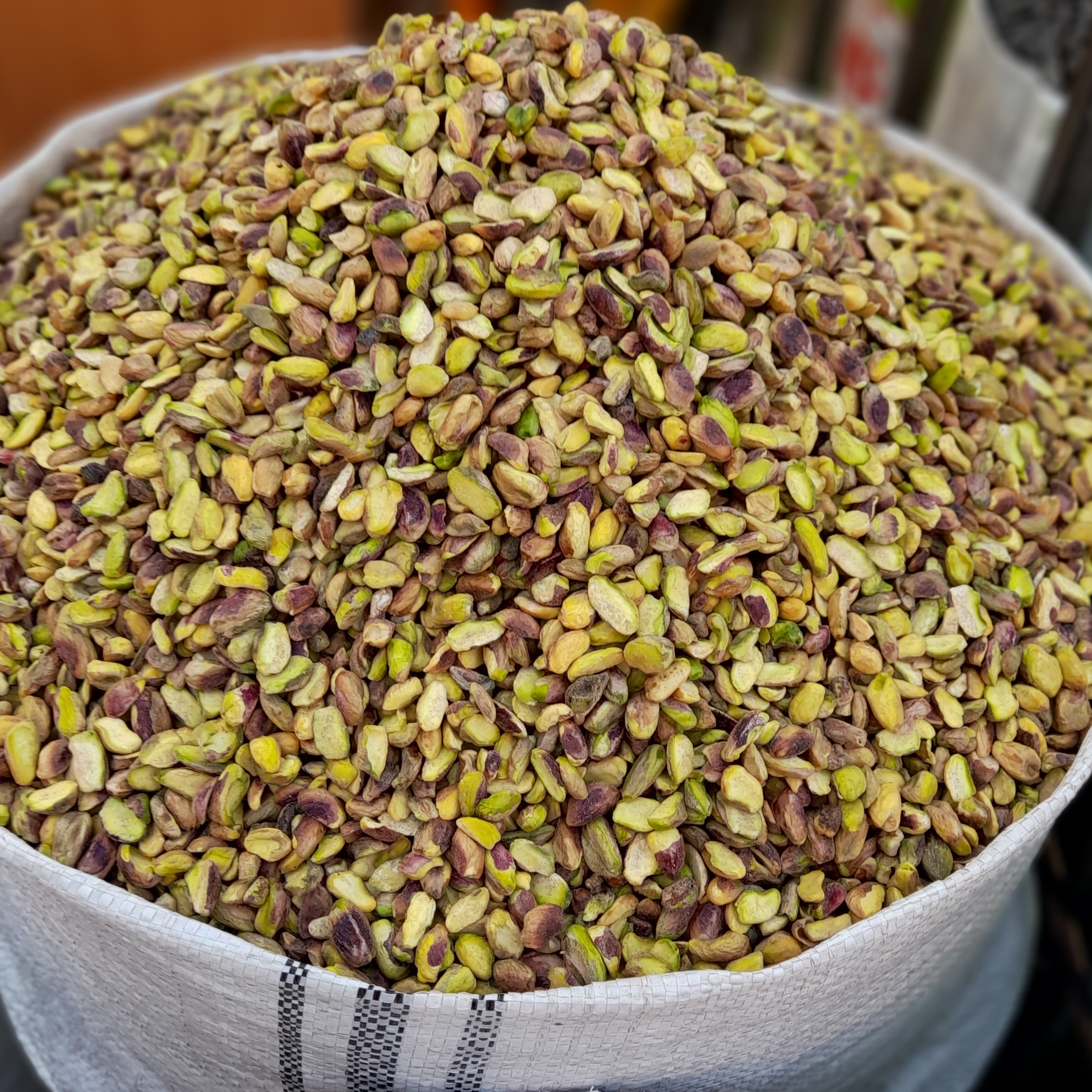 مغز  پسته لپه و  شکسته