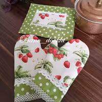 دستکش فر  با  جنسی کتان  نسوز و مقاوم و طرح توت فرنگی 