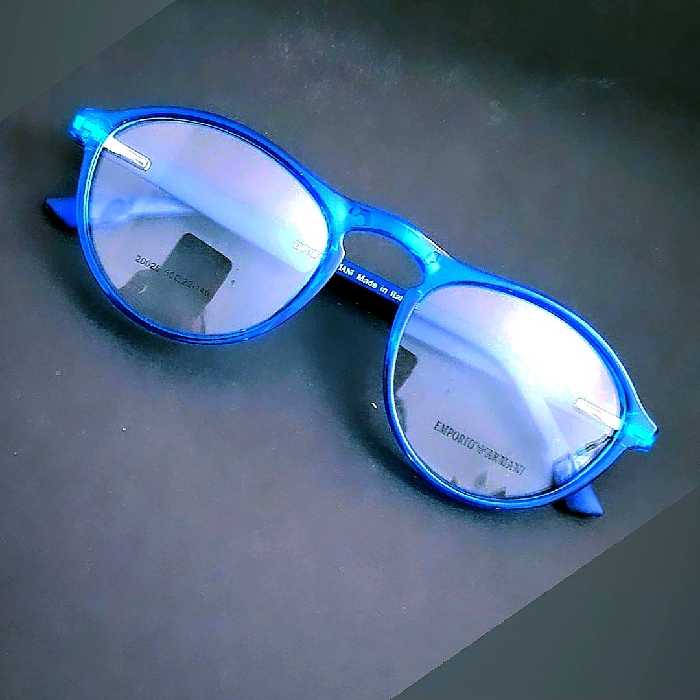 عینک طبی  اسپرت  رنگ آبی قابلیت ساخت انواع عدسی طبی نمره دار را نیز دارد