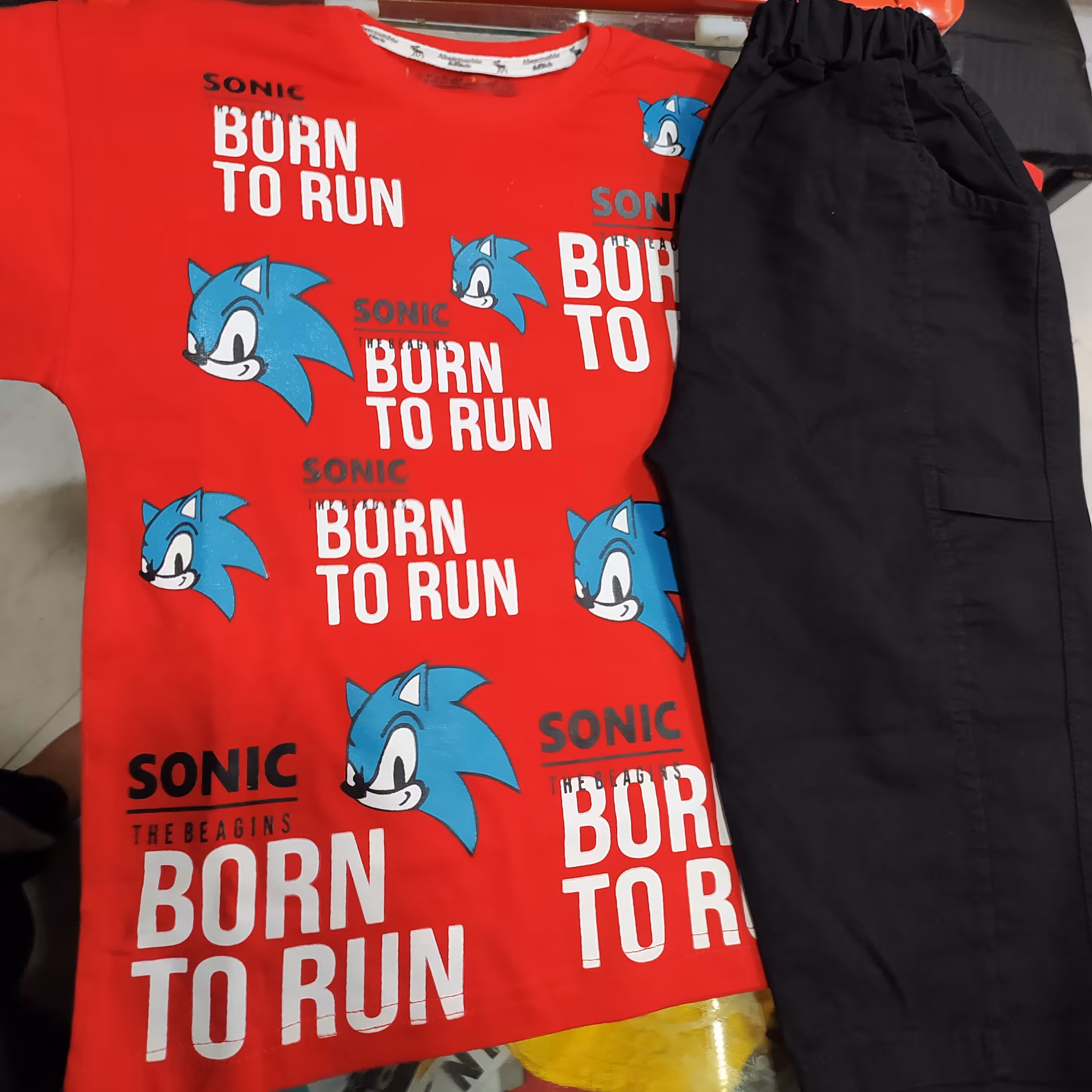 ست تی شرت و شلوارک پسرانه سونیک  زیبا و چاپ عالی و جنس پارچه سوپر پنبه با کیفیت بالا و در سایز بندی 45-50-55-60می باشد 