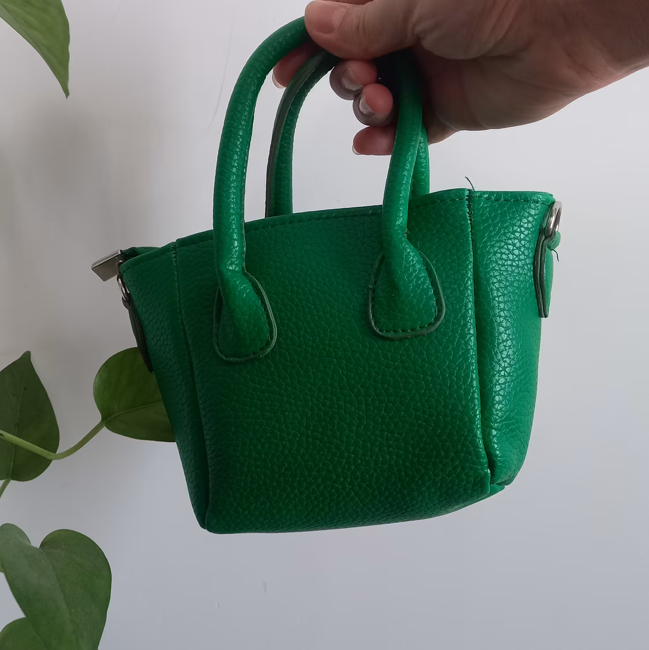 مینی بگ دخترونه   در 6 رنگ زیبا به طول 18 و عرض12 کیفیت عالی دسته بلند هم دارد.