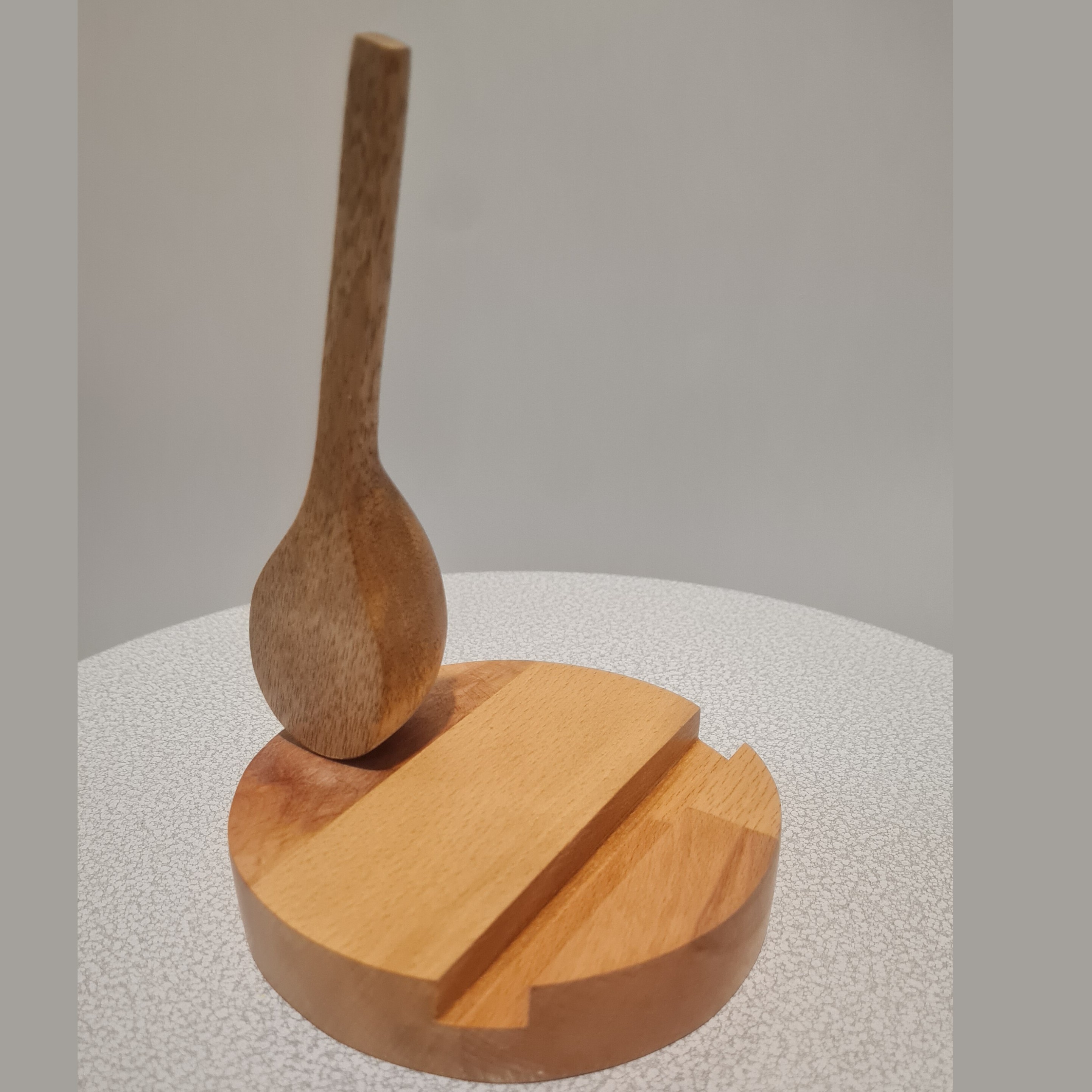 استند نگهدارنده گوشی طرح تنبور  ساخته شده با چوب راش گرجستانی