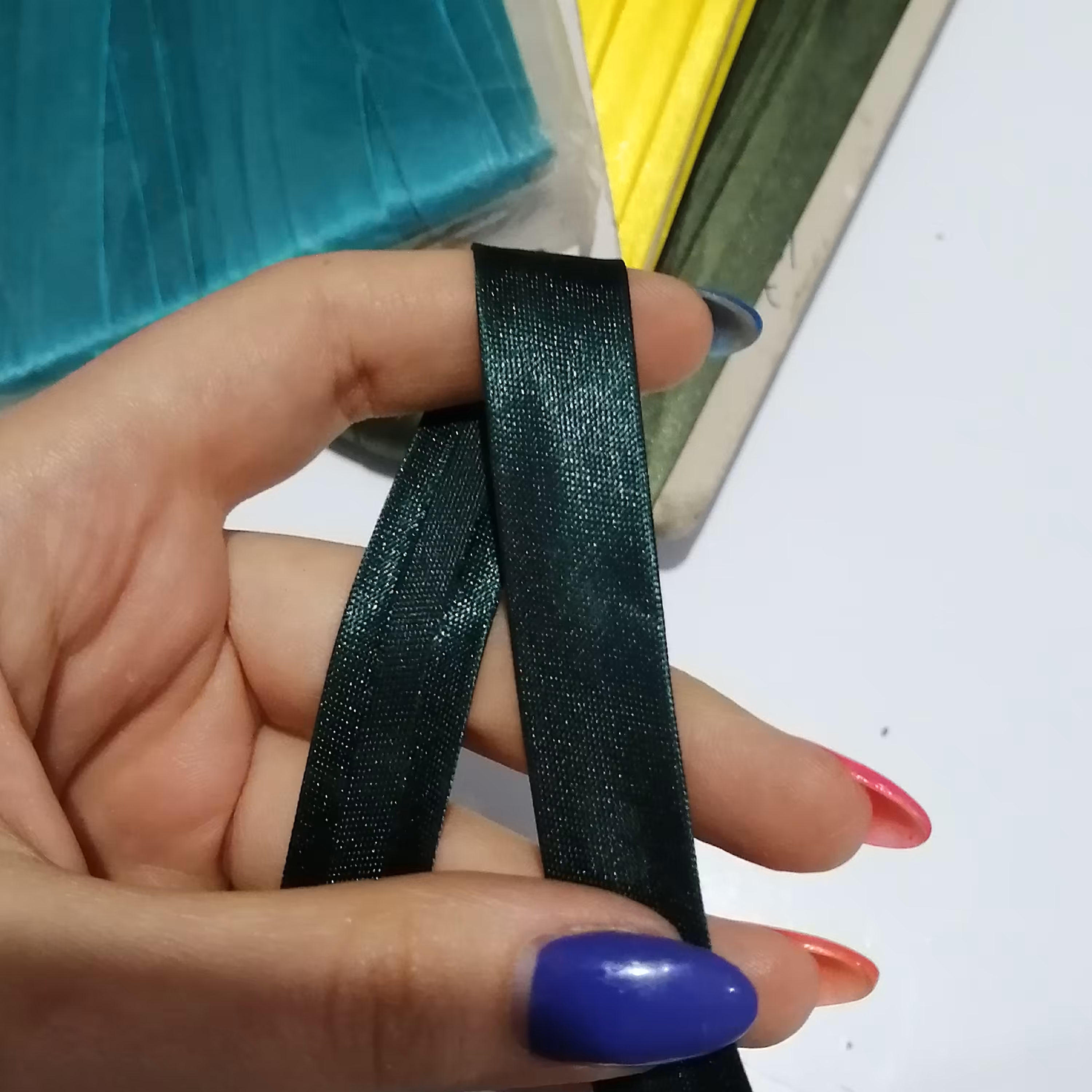 نوار  اریب سبز عرض یک و نیم یک متر 