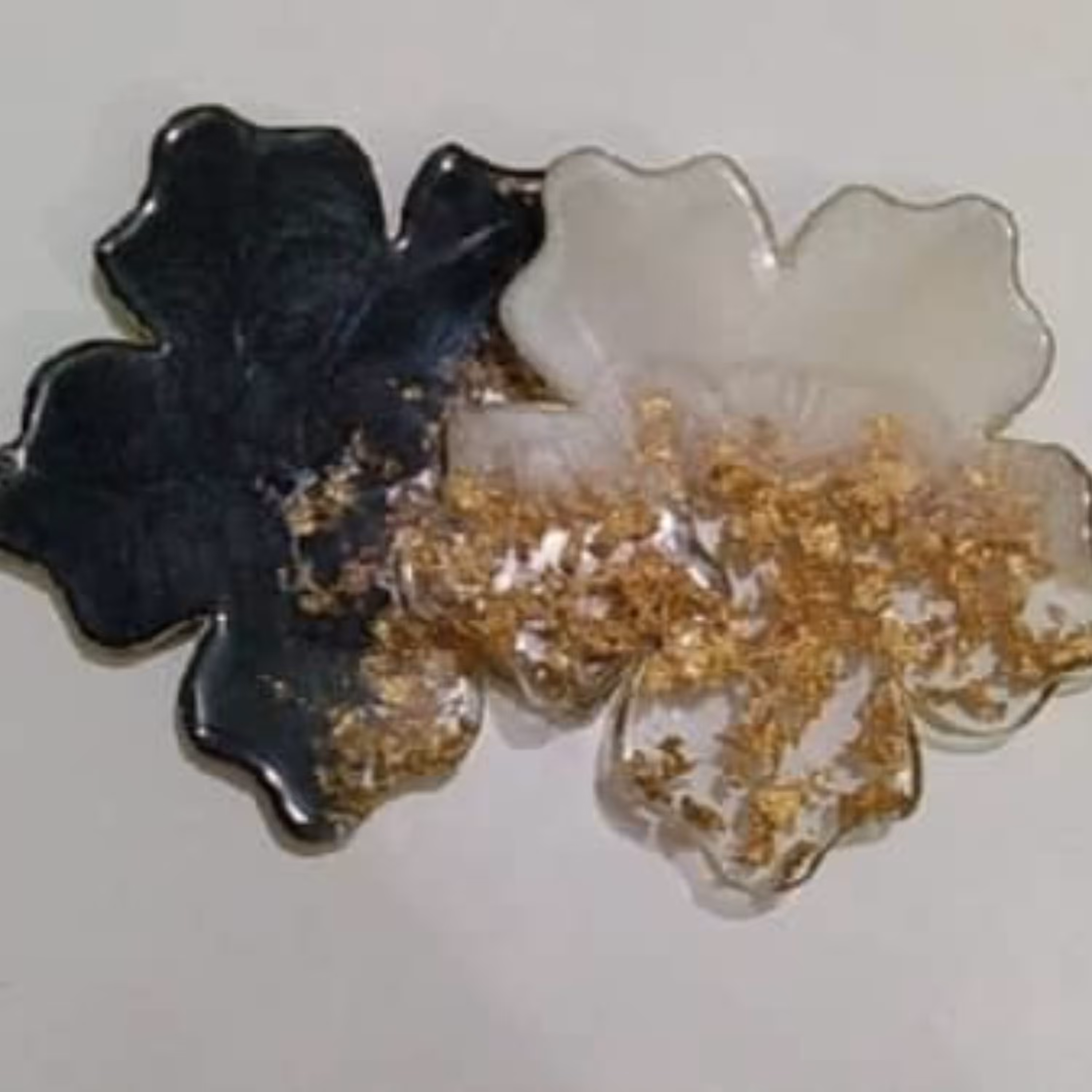 ست 2 تکه زیرلیوانی سفید و سیاه گل 5 پر 