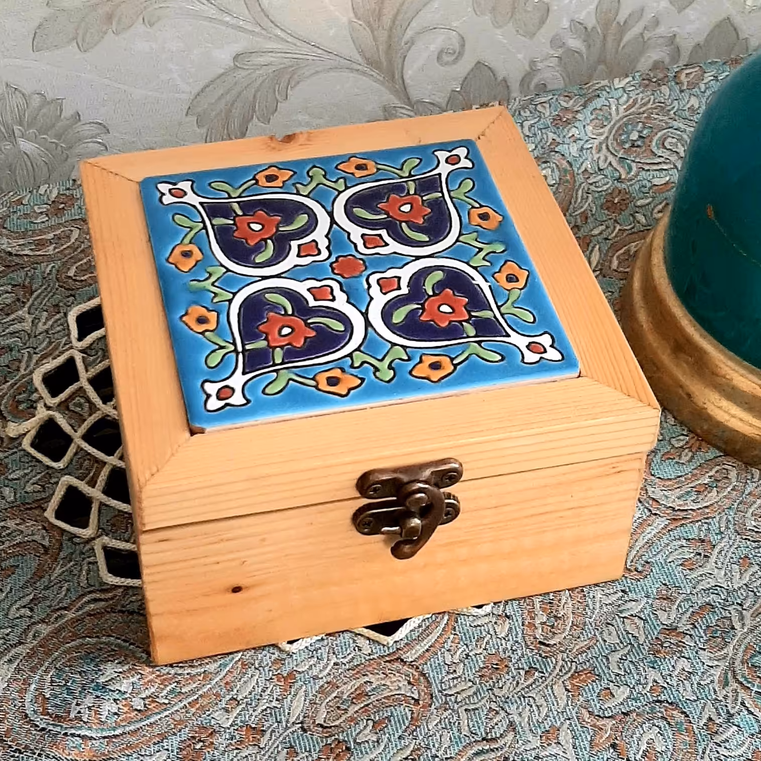 صندوقچه چوبی، مزین شده به کاشی لعاب دار آبی کمرنگ