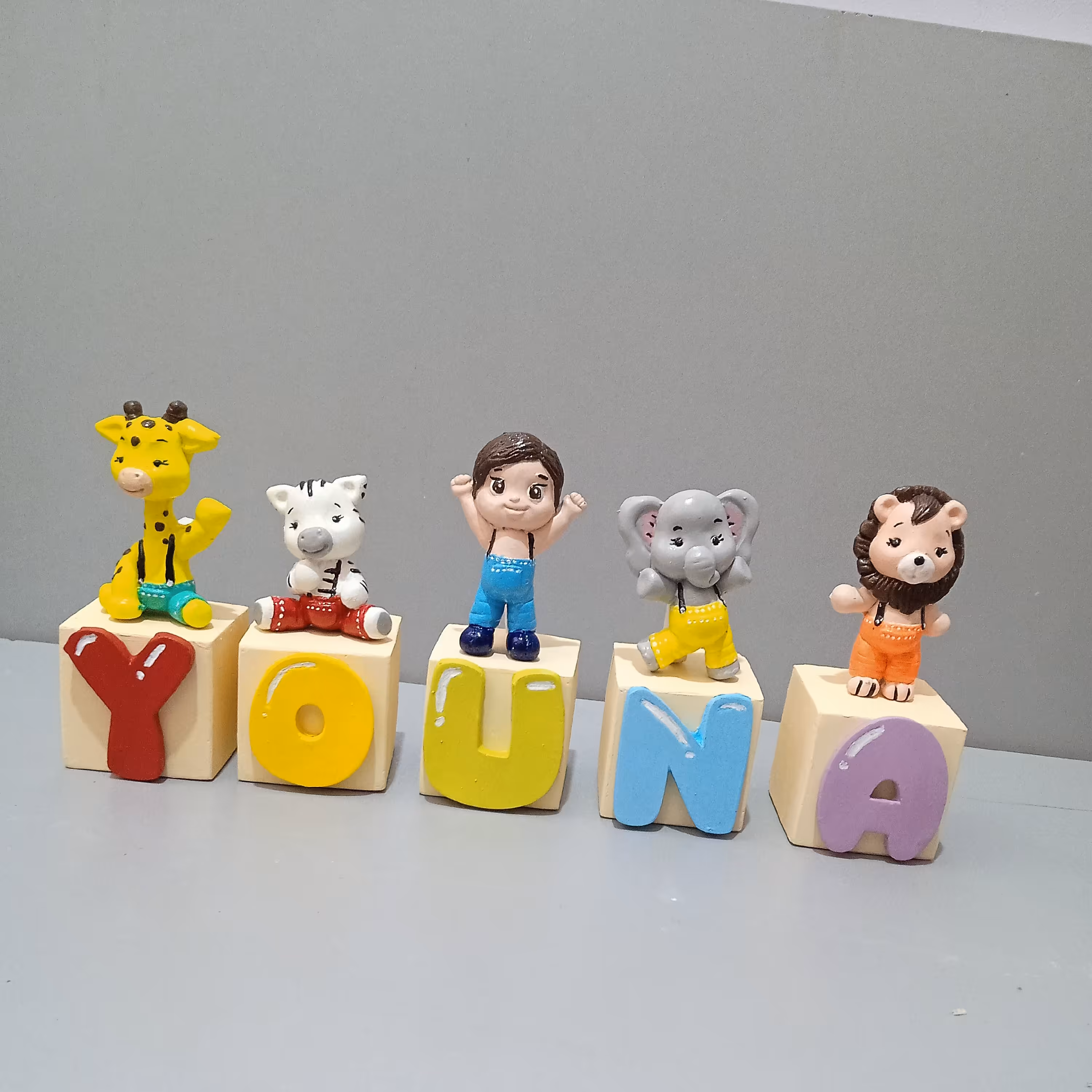 استند اسم یونا ساخته شده با پودر سنگ هنری ترک 