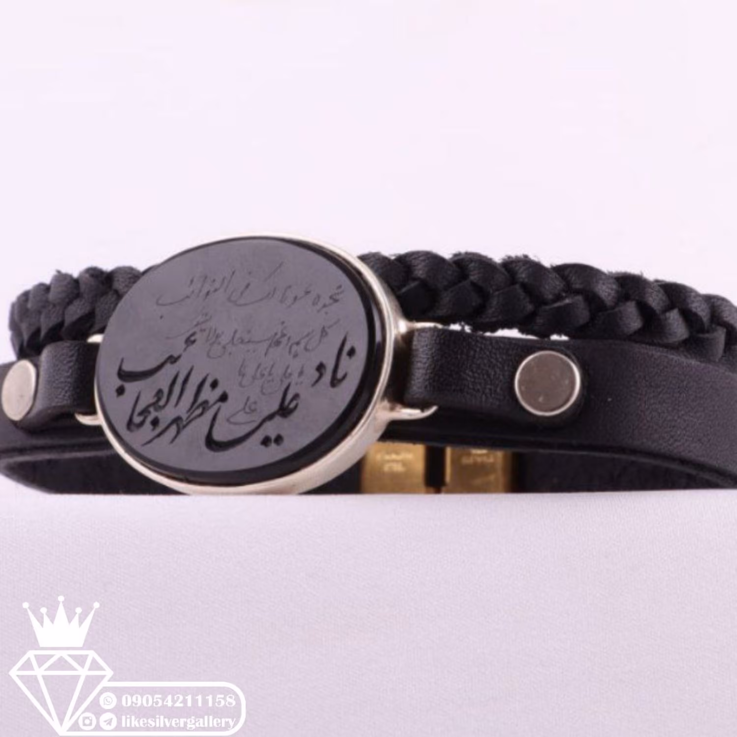دستبند چرم طبیعی اصل نگین عقیق مشکی خطی منقش به ناد علی (ع)