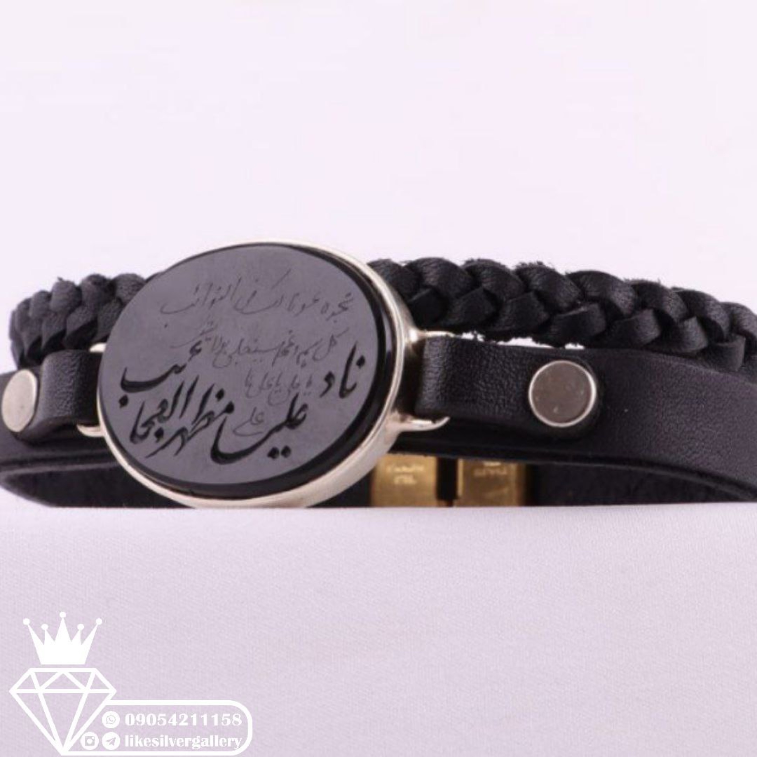 دستبند چرم طبیعی اصل نگین عقیق مشکی خطی منقش به ناد علی (ع)