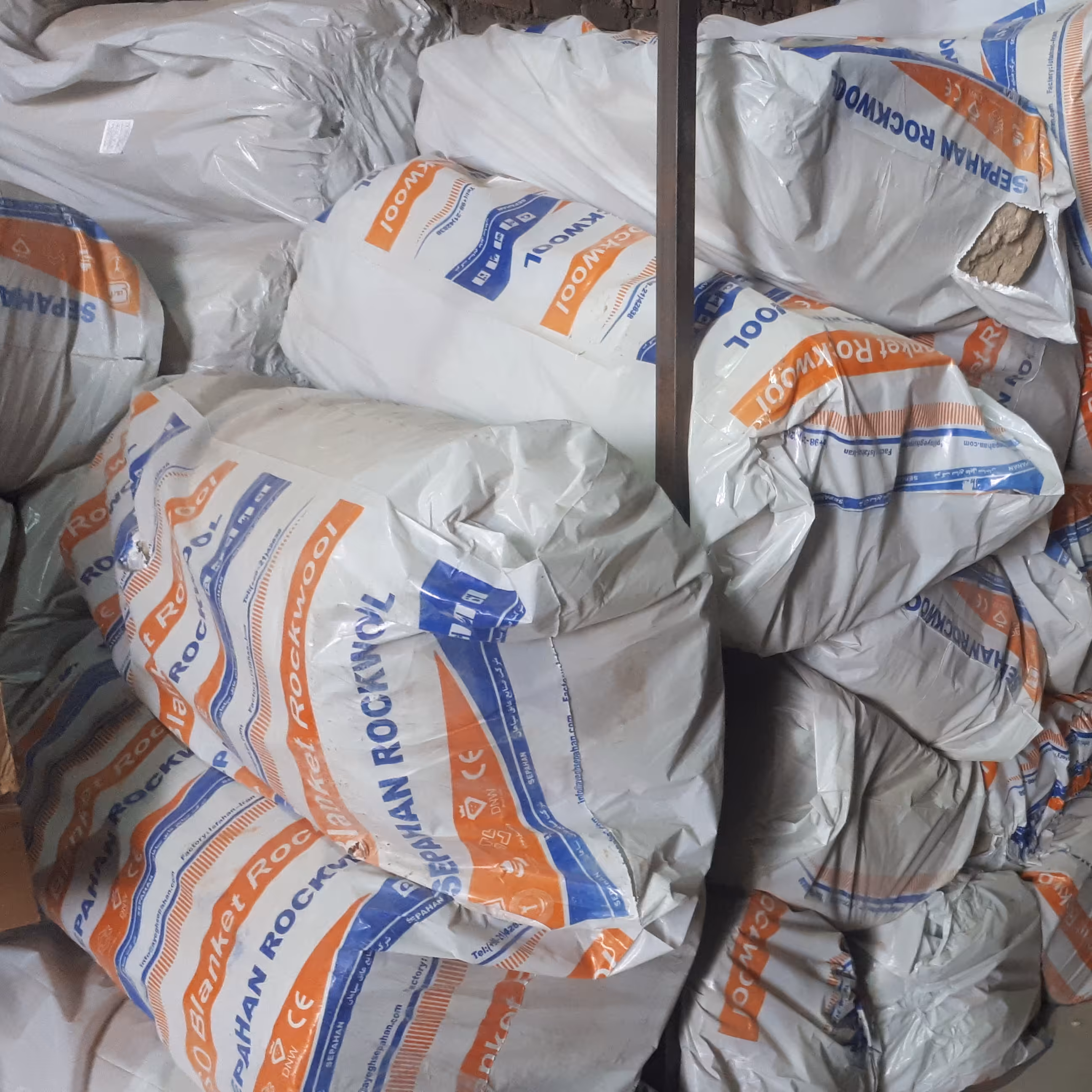 پشم سنگ پتویی توری دار برند سپاهان دانسیته 80 ابعاد120در5 متر رول کامل 6متری