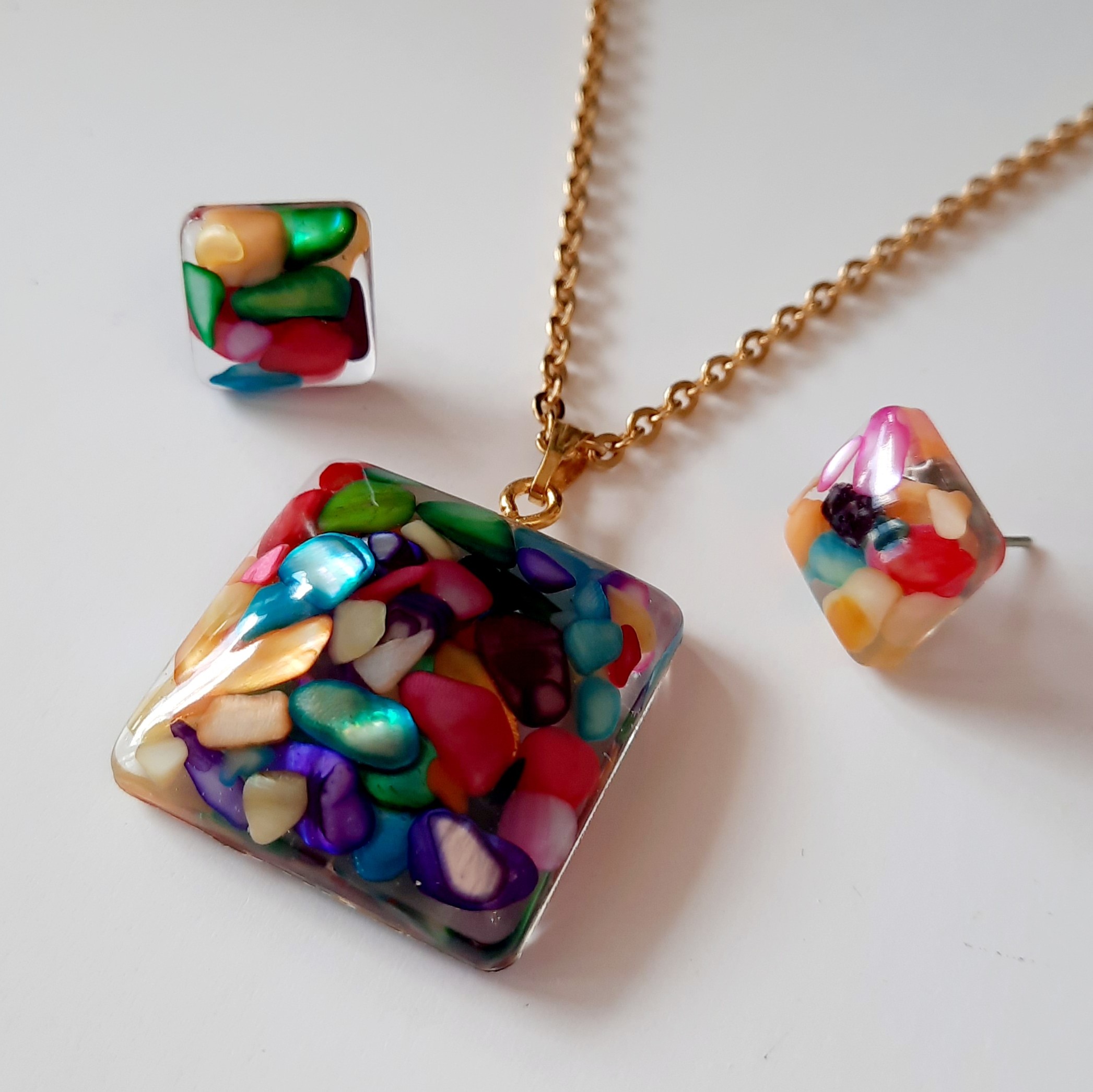 نیم ست زنانه رزینی مدل مربع با سنگ های صدفی رنگارنگ و زنجیر استیل 50 سانتی رنگ ثابت و ضد حساسیت.