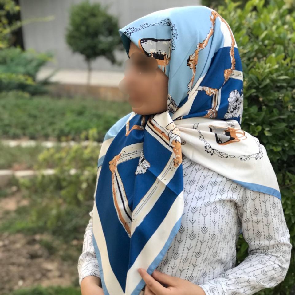 روسری ابریشم توییل طرح ملکه رنگ آبی سورمه ای بسیار سبک مناسب چهارفصل روسری توییل روسری آبی