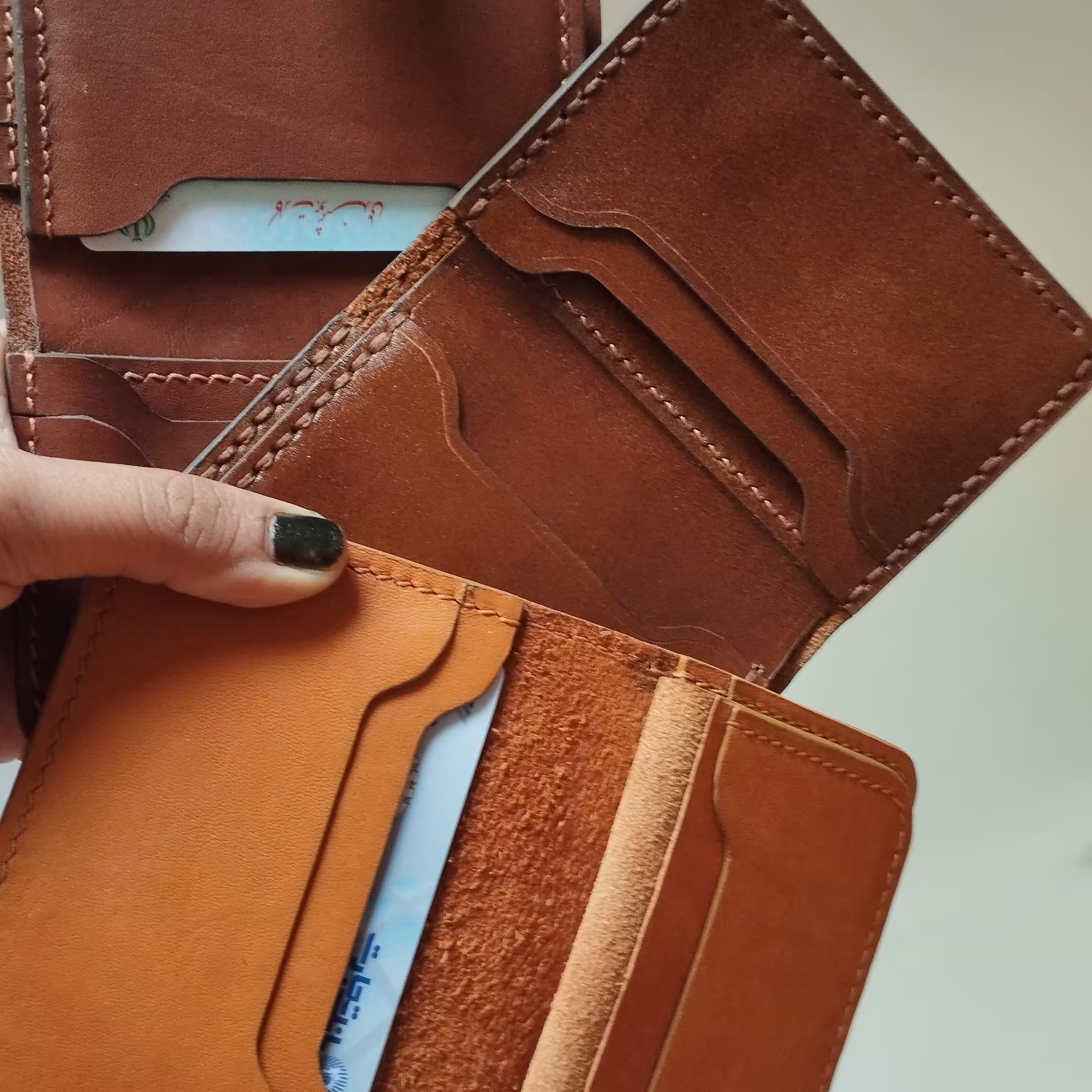 جاکارتی جیبی با چرم گاوی  قهوه ای  عسلی و شکلاتی  دارای 8جای کارت (شکلاتی دکمه دار) کاملا دستدوز