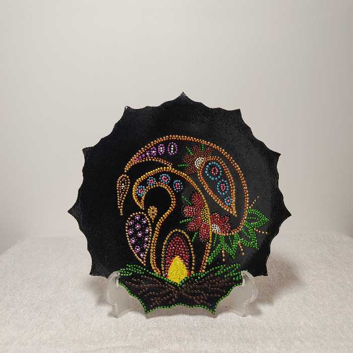 بشقاب سفالی دیوار کوب و نقطه کوبی شده طرح ترنج با لبه   دالبر 