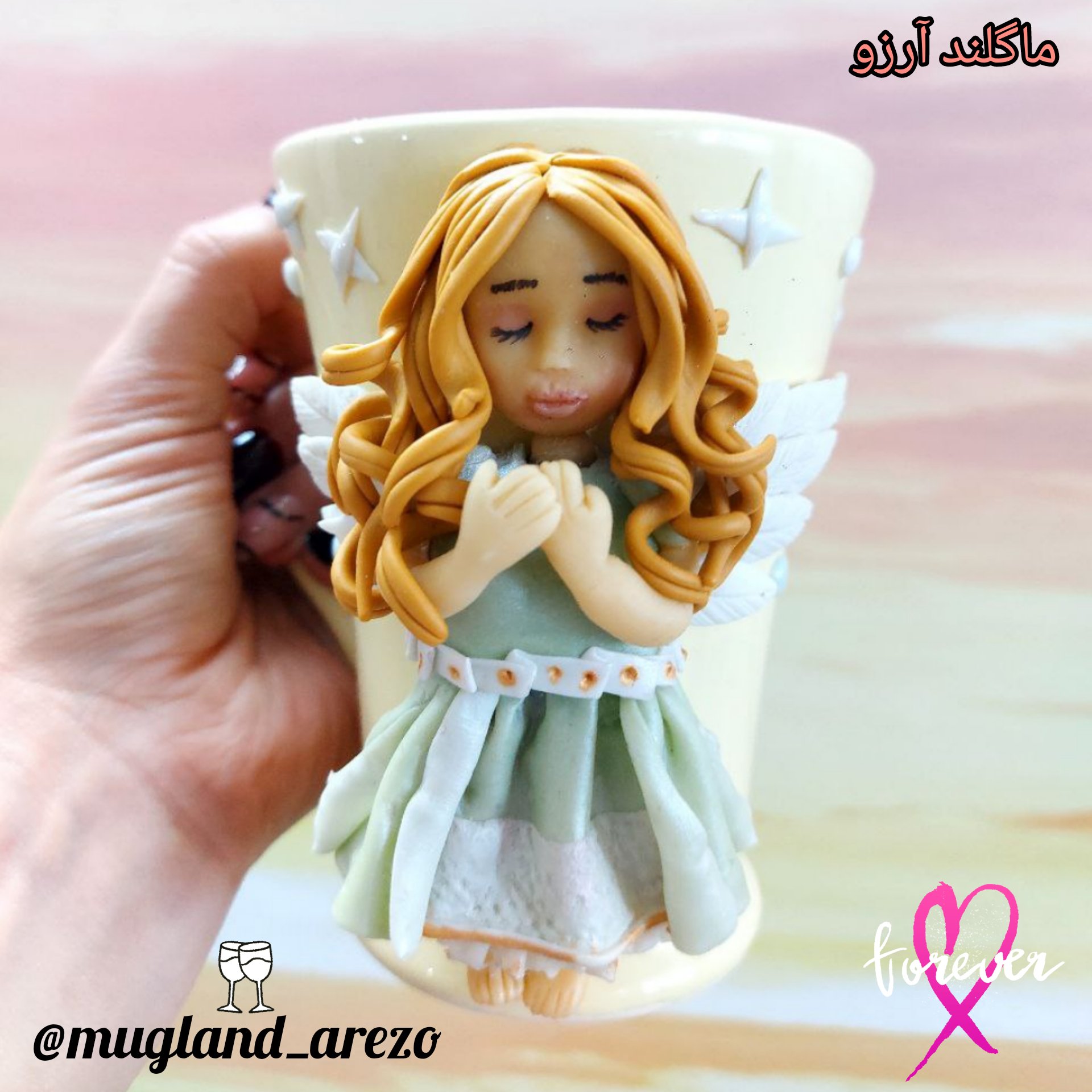 ماگ عروسکی دستساز  دختر فرشته ساخته شده از خمیر هوا خشک (خمیر ایتالیایی) و جنس ماگها سرامیکی هستند و قابل شستشو